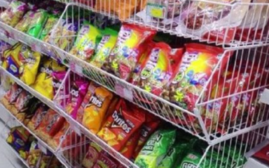 嚴厲打擊向未成年人銷售低俗包裝食品行為，保障青少年健康成長