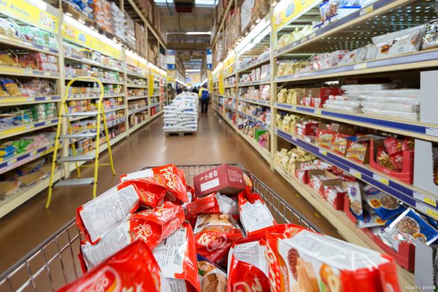 超市貨架擺放過期食品是否構成銷售過期食品行為